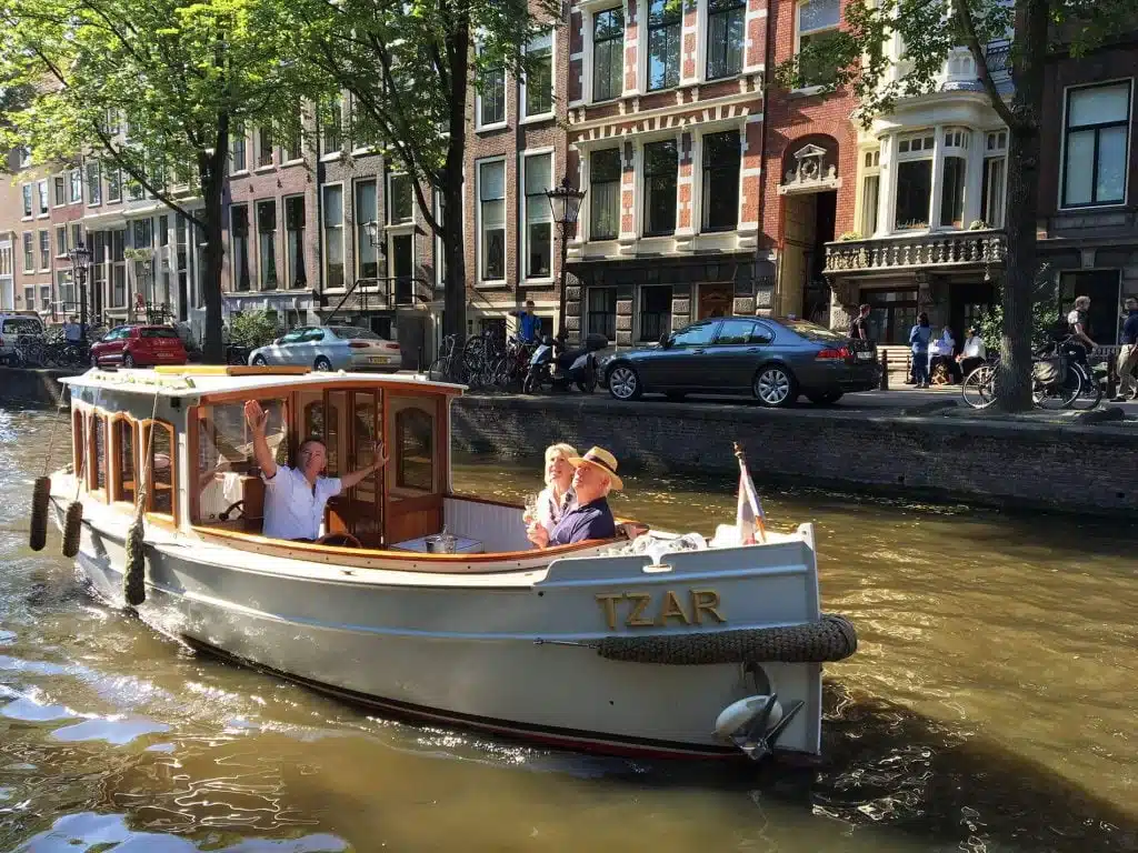 Croisière canal à Amsterdam avec passagers - Notre expérience Vegan High Tea unique