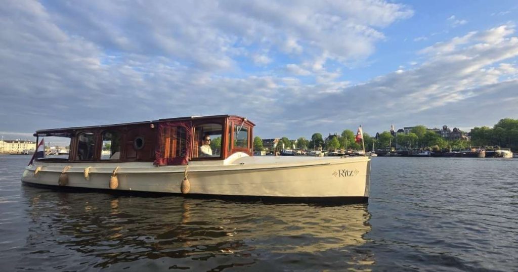 Expérience de thé sur le yacht Rtiz à Amsterdam